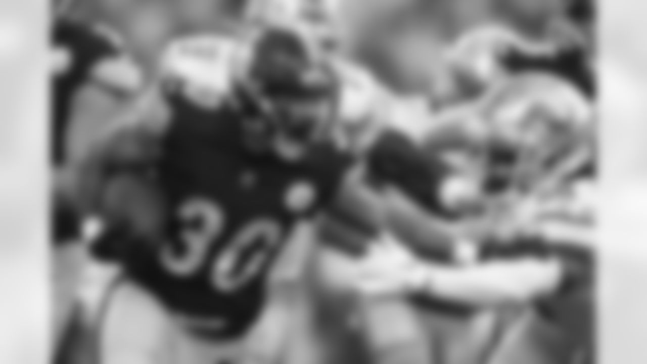 Pittsburgh Steelers running back Jaylen Warren (30) during a preseason game between the Pittsburgh Steelers and the Detroit Lions, Sunday, Aug. 28, 2022 in Pittsburgh, PA. The Steelers beat the Lions 19-9. ](Karl Roser / Pittsburgh Steelers)