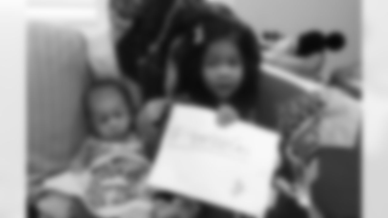 SNUTraditions_HereWeGoSigns_Jan1320221025PM_Pongsree_Oak_97494590_IMG_58221.jpg_97494590_IMG_58221