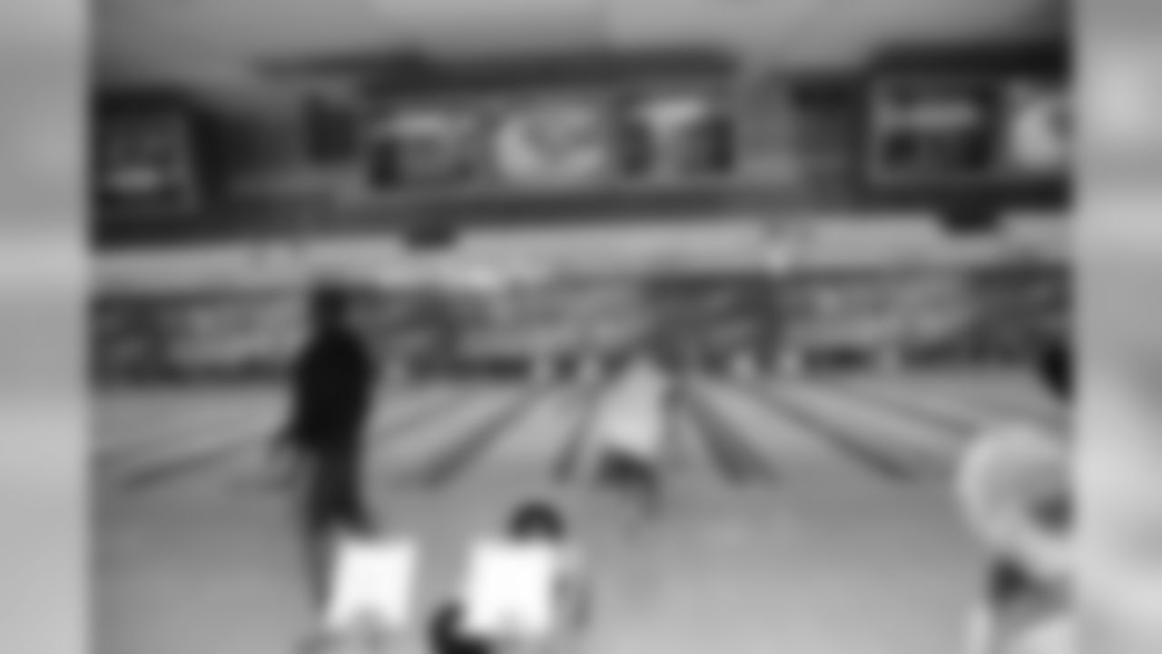 2010_steelers_team_bowling_001