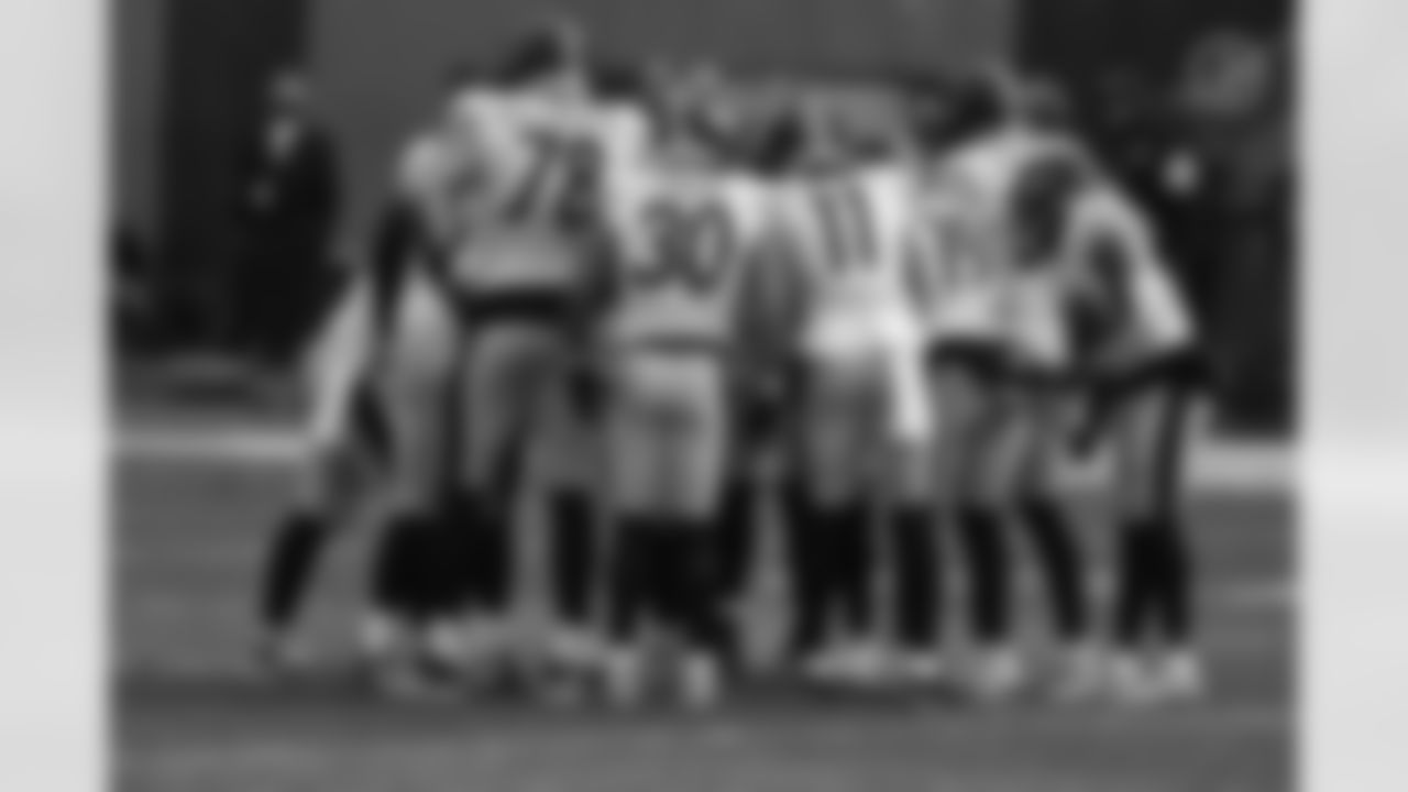 Pittsburgh Steelers huddle during a regular season game between the Pittsburgh Steelers and the Cleveland Browns, Sunday, Jan. 3, 2021 in Cleveland, OH. (Caitlyn Epes / Pittsburgh Steelers)