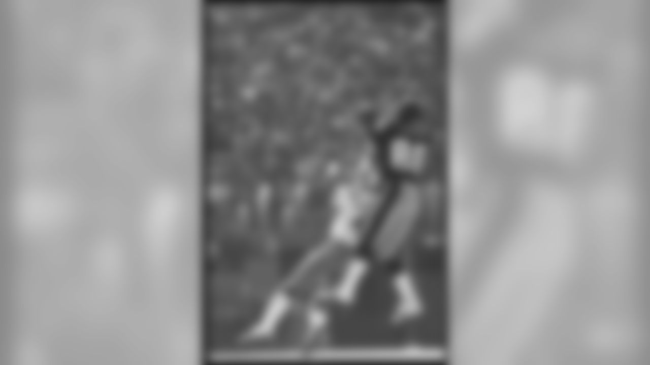 1974 LYNN SWANN: Quality over quantity might be the simplest way to characterize Swanns career. His 907 receiving yards in 16 playoff games is more than he ever amassed over a whole regular season, and he also averaged 18.9 yards per catch in the postseason to go along with nine touchdowns. In 1975, Swann led the NFL with 11 touchdown receptions on only 49 catches, and then he capped that season by being voted the MVP of Super Bowl X. Hall of Fame, Class of 2001. Four Super Bowl rings.