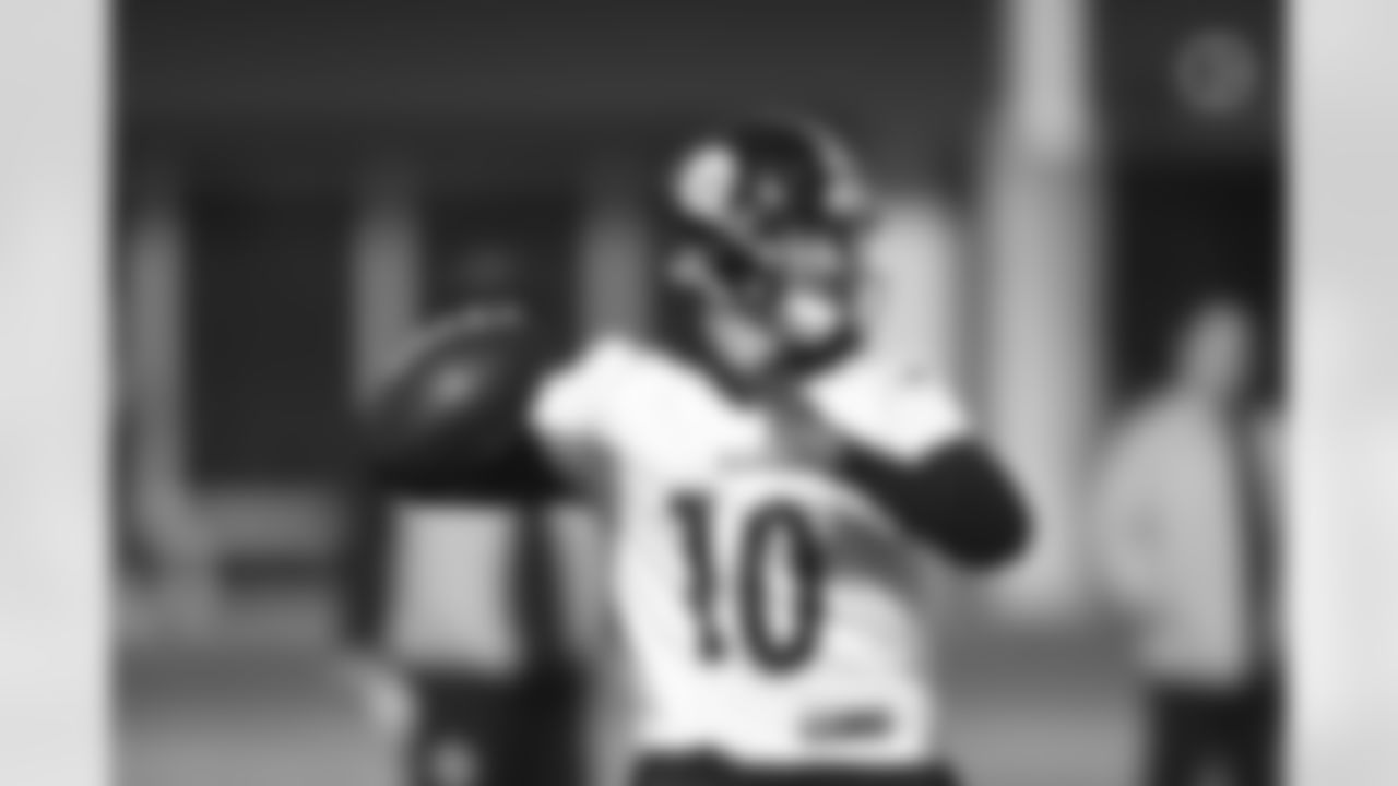 Pittsburgh Steelers quarterback Mitch Trubisky (10) during practice at the UPMC Rooney Sports Complex preparing for a Week 16 matchup against the Las Vegas Raiders Wednesday, Dec. 21, 2022 in Pittsburgh, PA. (Abigail Dean / Pittsburgh Steelers)