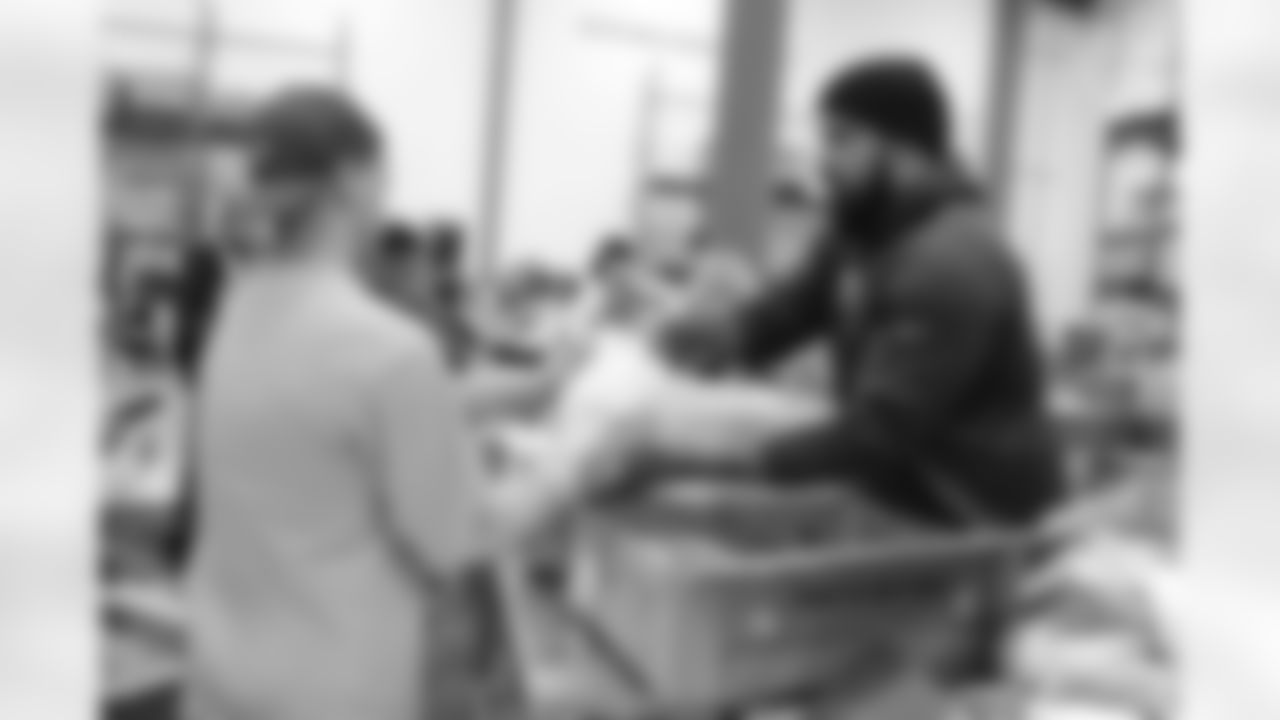 Pittsburgh Steelers defensive tackle Cameron Heyward (97) serving the Pittsburgh community.