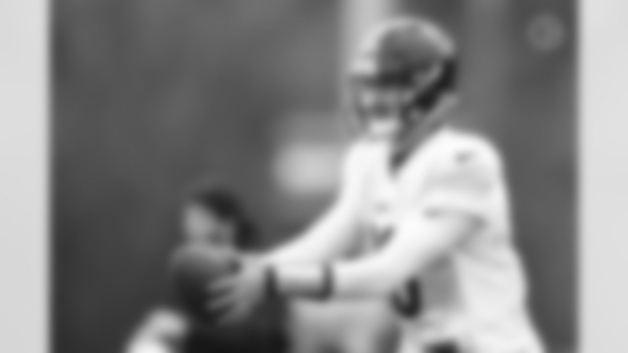 Pittsburgh Steelers quarterback Mitch Trubisky (10) during practice at the UPMC Rooney Sports Complex preparing for a Week 15 matchup against the Carolina Panthers Wednesday, Dec. 14, 2022 in Pittsburgh, PA. (Abigail Dean / Pittsburgh Steelers)
