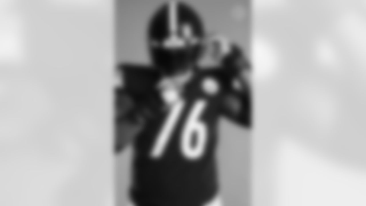 Pittsburgh Steelers offensive lineman Chukwuma Okorafor (76) poses for a photo during the Steelers 2021 media day, Saturday, July 24, 2021 in Pittsburgh, PA. (Caitlyn Epes / Pittsburgh Steelers)