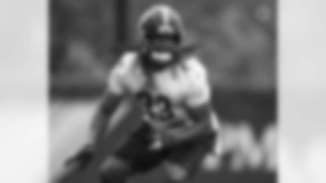 Pittsburgh Steelers running back Trey Edmunds (33) participates in the Organized Team Activities (OTAs), Wednesday June 2, 2021 at the UPMC Rooney Sports Complex. (Karl Roser / Pittsburgh Steelers)