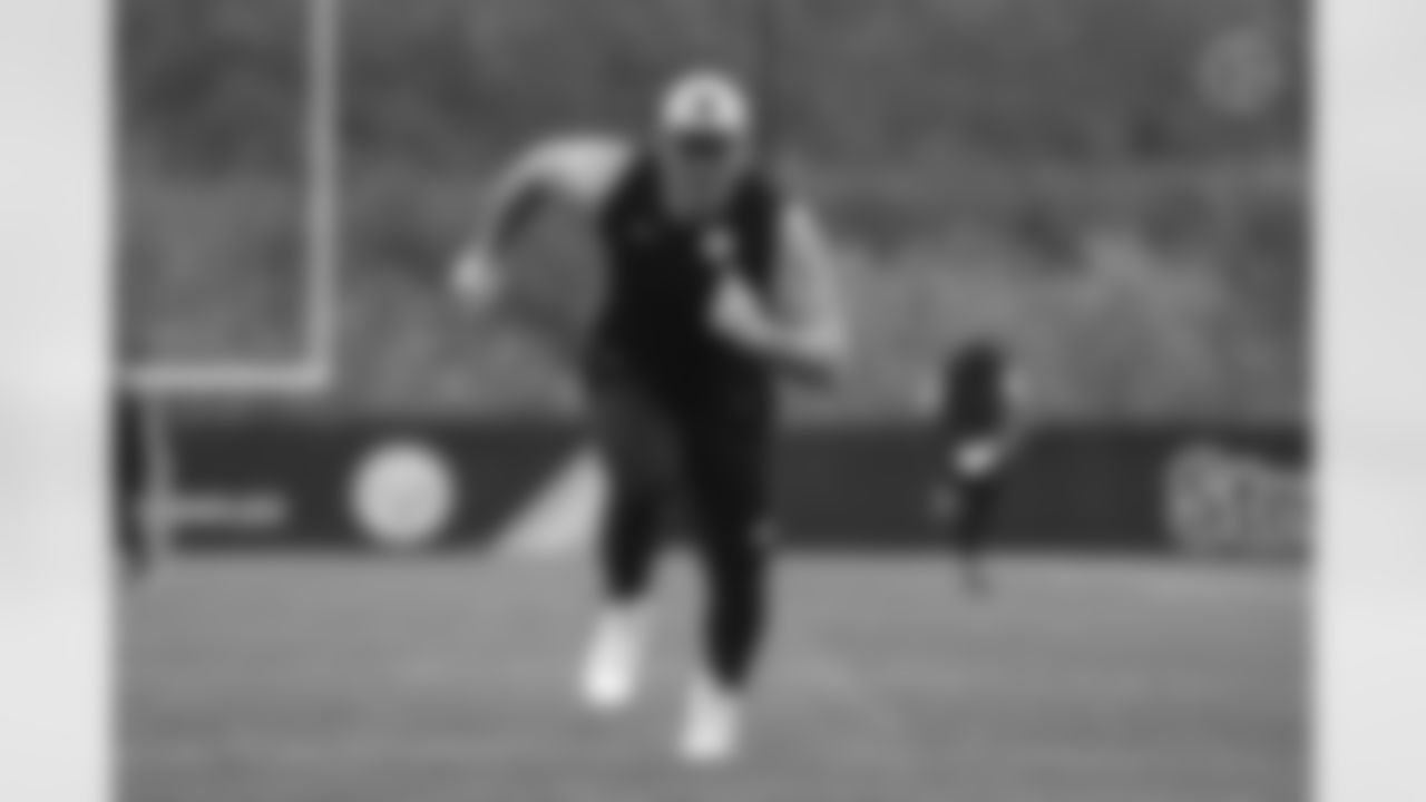 Pittsburgh Steelers tight end Kevin Rader (87) participates in Phase Two of the voluntary offseason workout program, Tuesday May 3, 2022 at the UPMC Rooney Sports Complex. (Karl Roser / Pittsburgh Steelers)