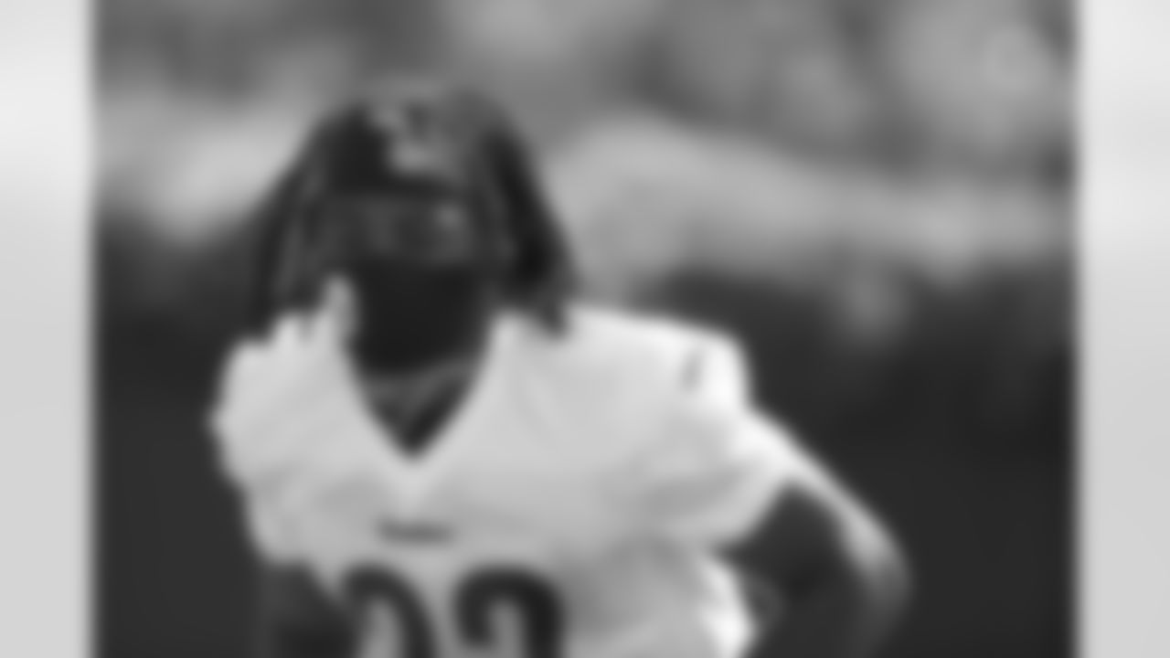 Pittsburgh Steelers running back Najee Harris (22) practices at the UPMC Rooney Sports Complex during rookie minicamp, Friday, May 14, 2021 in Pittsburgh, PA. (Karl Roser / Pittsburgh Steelers)