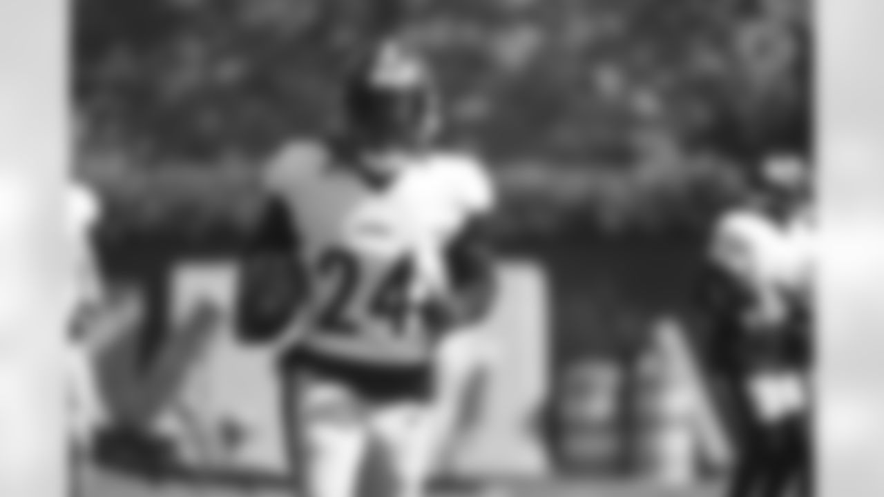 Pittsburgh Steelers running back Benny Snell Jr. (24) during practice at the UPMC Rooney Sports Complex preparing for a Week 5 matchup against the Denver Broncos, Wednesday, Oct. 6, 2021 in Pittsburgh, PA. (Caitlyn Epes / Pittsburgh Steelers)