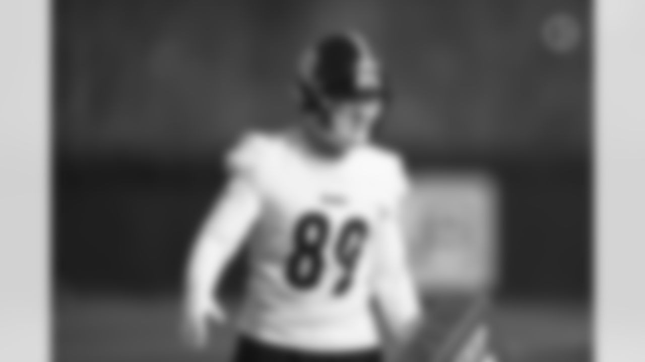 Pittsburgh Steelers tight end Jace Sternberger (89) during practice at the UPMC Rooney Sports Complex preparing for a Week 12 matchup against the Cincinnati Bengals, Wednesday, Nov. 24, 2021 in Pittsburgh, PA. (Karl Roser / Pittsburgh Steelers)