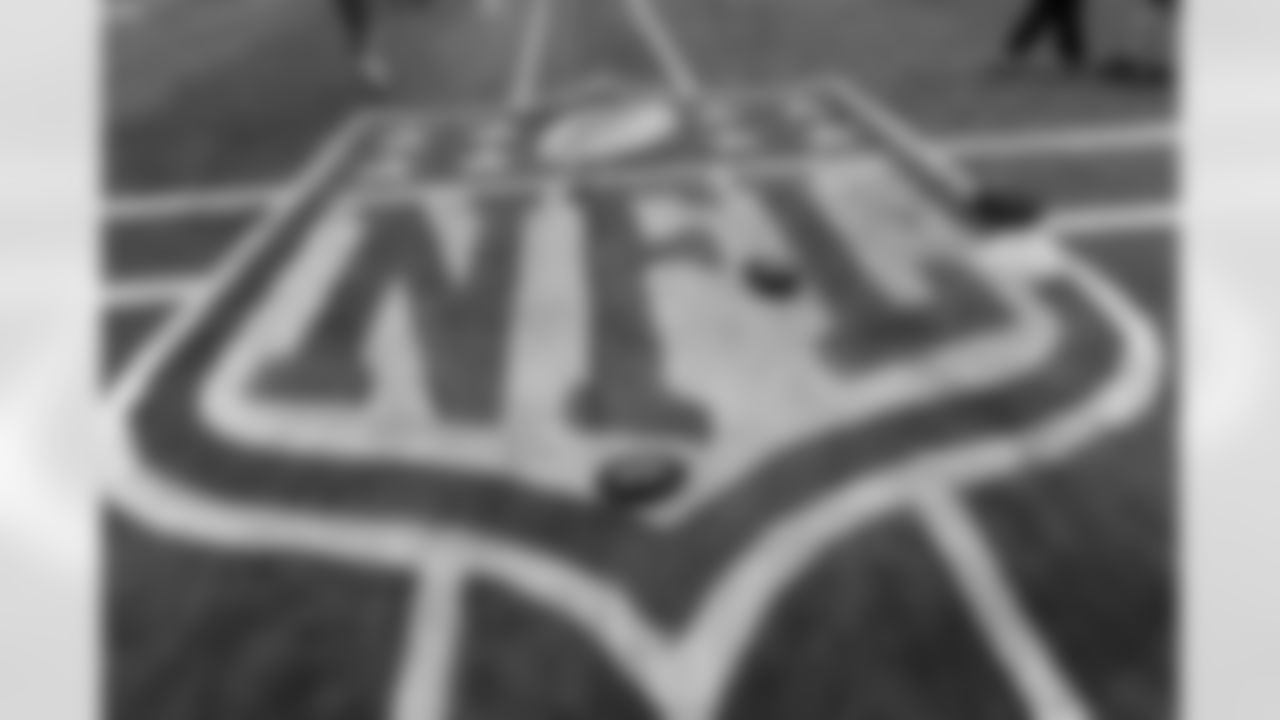 09_NFL_Clinic_Fans