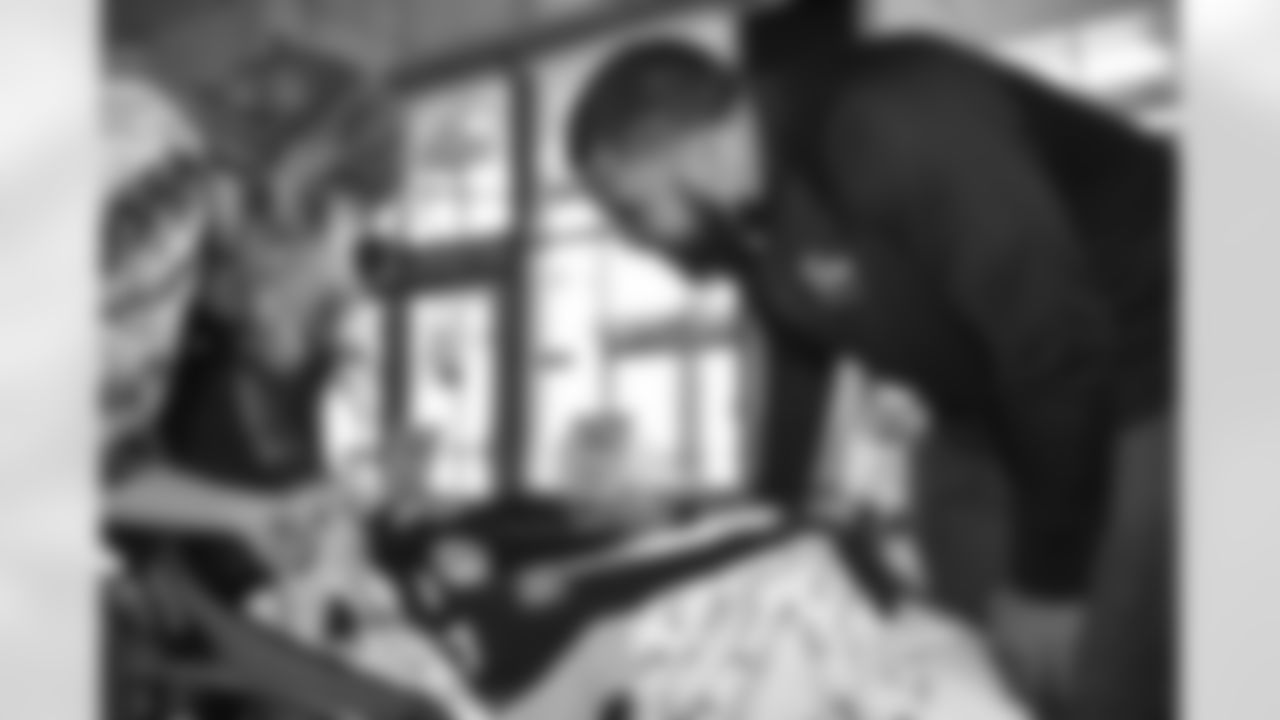 Pittsburgh Steelers defensive tackle Cameron Heyward (97) serving the Pittsburgh community.