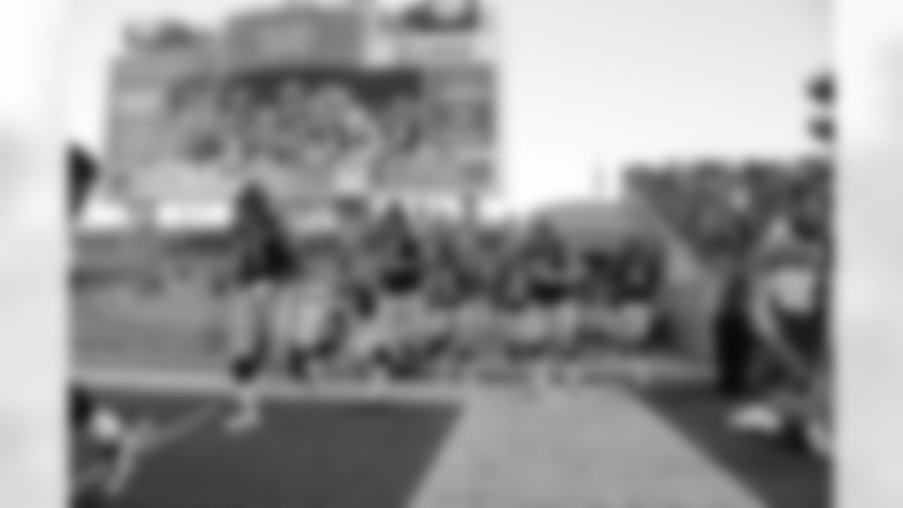 Steelers run onto field