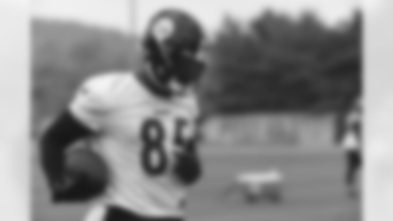 Pittsburgh Steelers tight end Eric Ebron (85) practices at the UPMC Rooney Sports Complex preparing for a Week 1 matchup against the New York Giants, Friday, Sept. 11, 2020 in Pittsburgh, PA. (Caitlyn Epes / Pittsburgh Steelers)