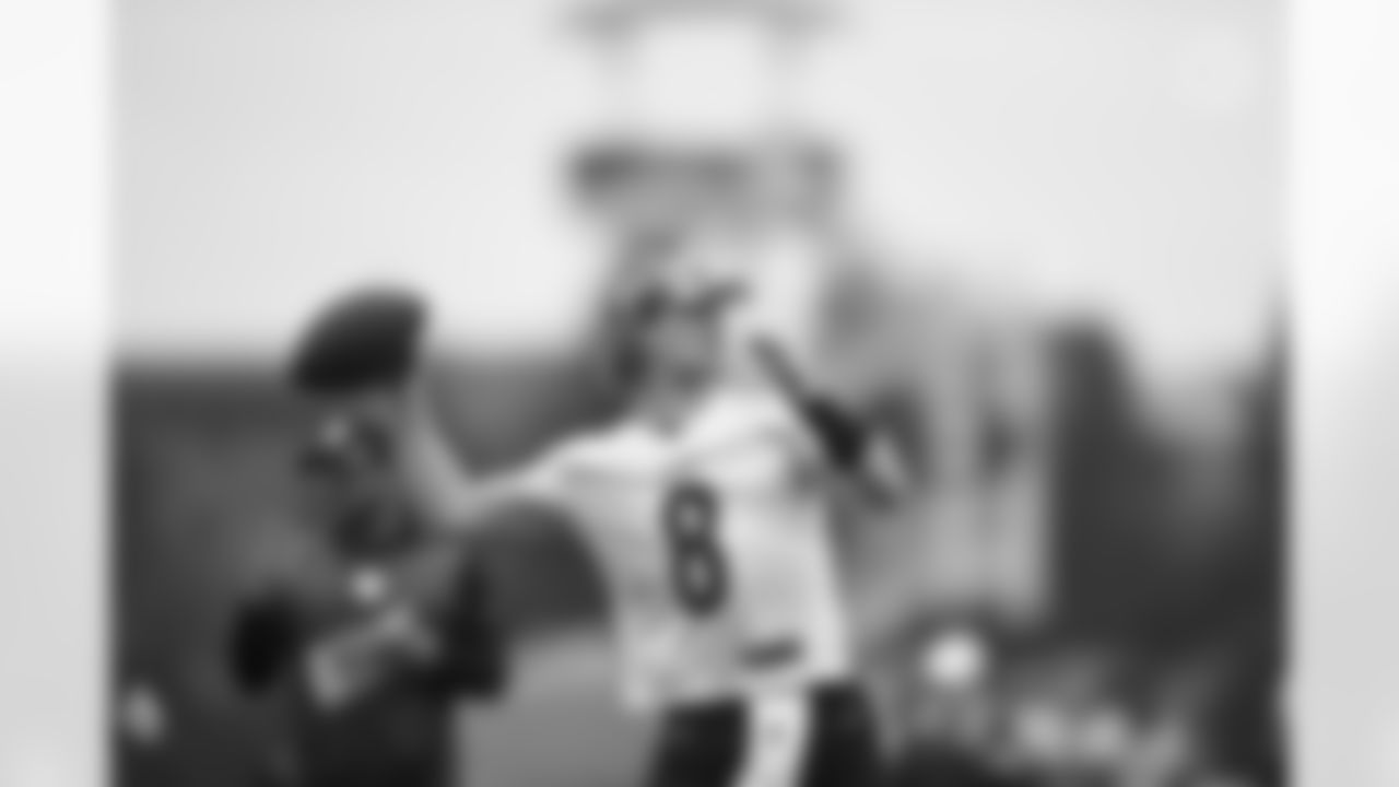 Pittsburgh Steelers quarterback Kenny Pickett (8) practices at the UPMC Rooney Sports Complex during the 2022 minicamp, Tuesday June 7, 2022. (Karl Roser / Pittsburgh Steelers)