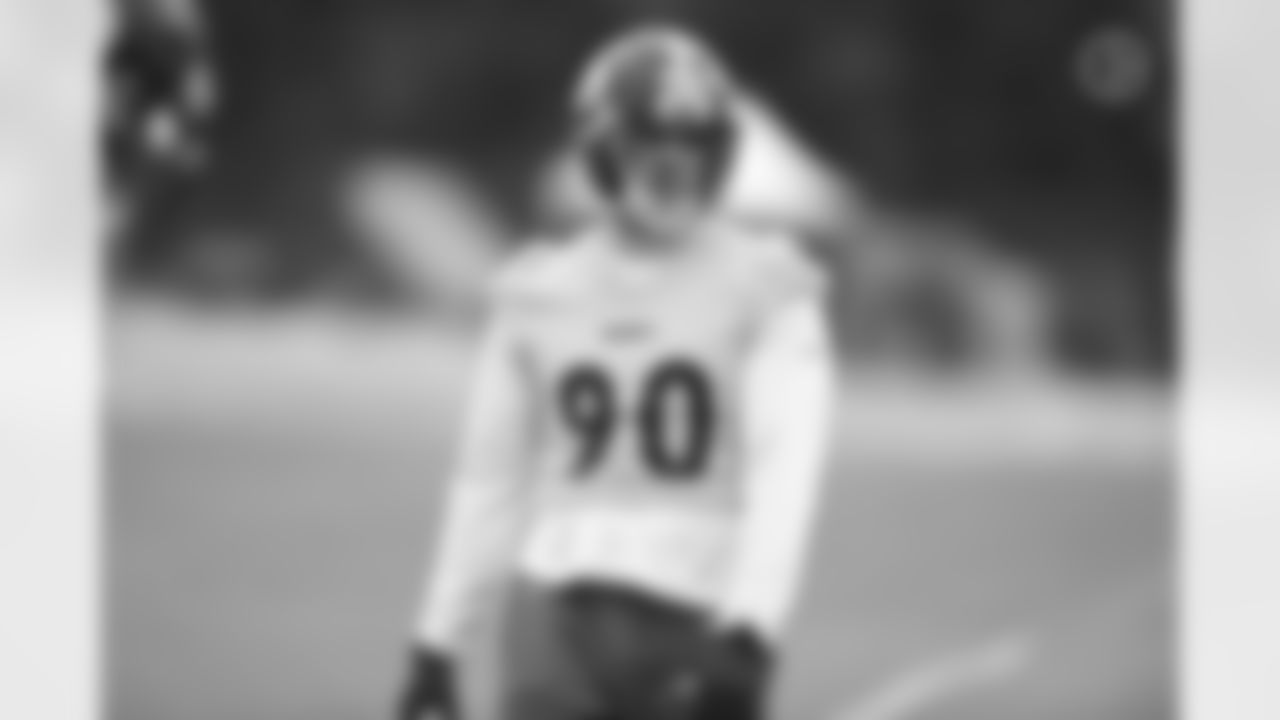 Pittsburgh Steelers linebacker T.J. Watt (90) during practice at the UPMC Rooney Sports Complex preparing for a Week 17 matchup against the Cleveland Browns, Friday, Dec. 31, 2021 in Pittsburgh, PA. (Karl Roser / Pittsburgh Steelers)