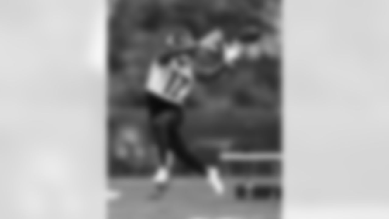Pittsburgh Steelers wide receiver Anthony Miller (17) participates in the Organized Team Activities (OTAs), Tuesday May 23, 2023 at the UPMC Rooney Sports Complex. (Karl Roser / Pittsburgh Steelers)
