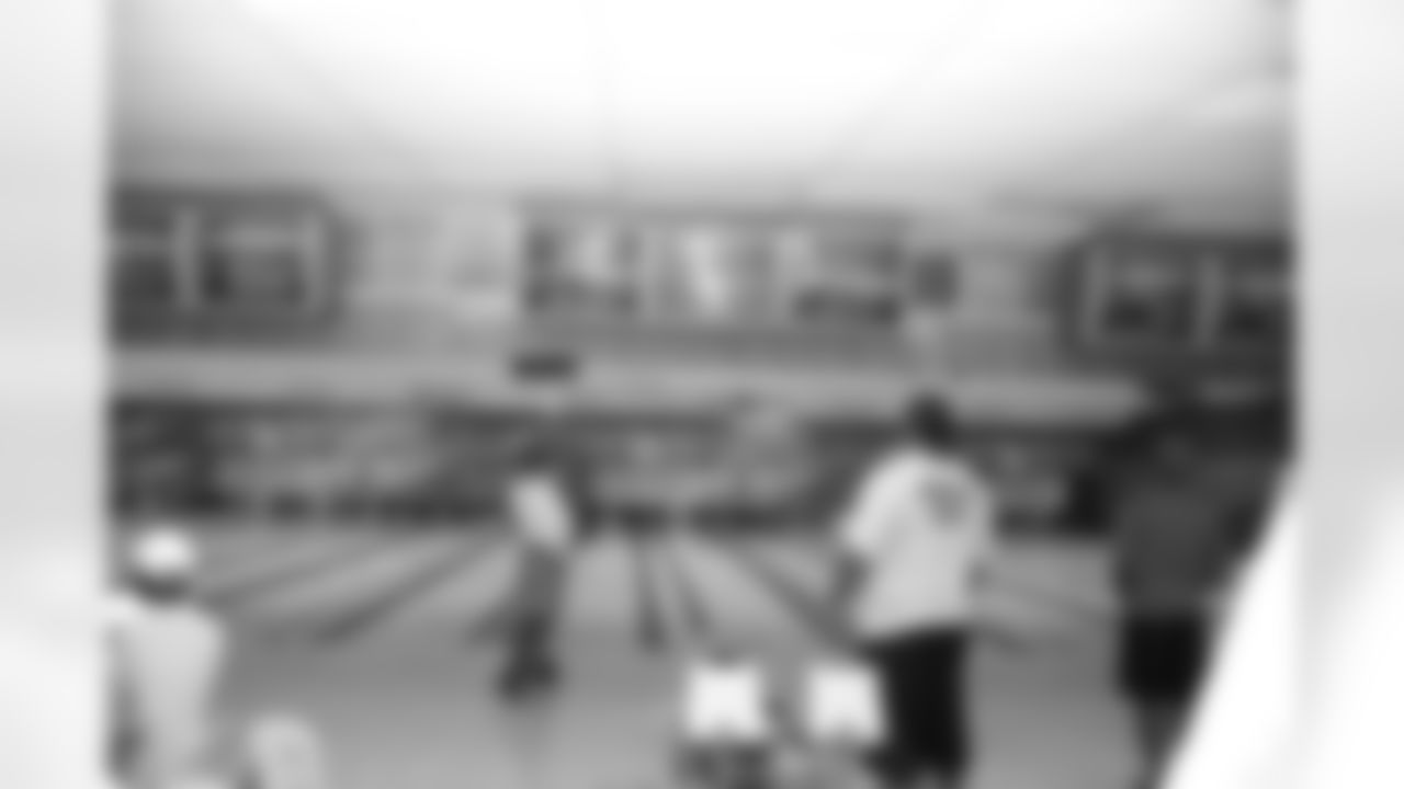 2010_steelers_team_bowling_001