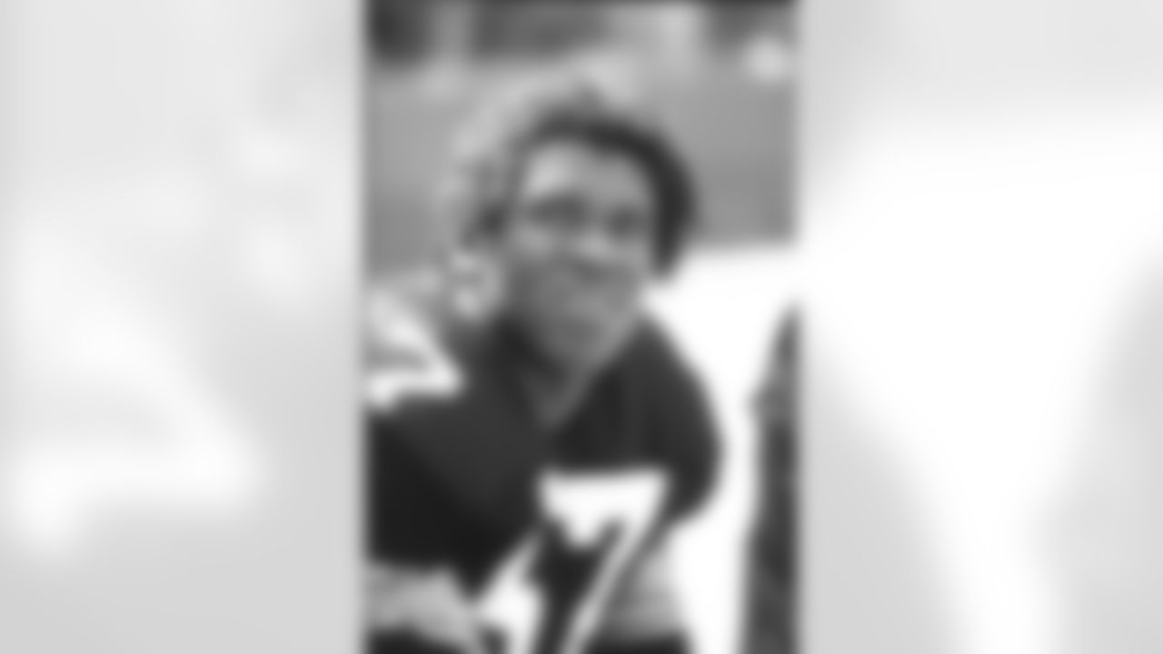 1982 MIKE MERRIWEATHER: By the time Merriweather was drafted from Pacific, the Steelers had switched to a 3-4 defense. After becoming a full-time starter in 1983, Merriweather then started 76 games through the 1987 season, during which he had 31 sacks, 11 interceptions, and nine fumble recoveries. He held out for the entire 1988 season and was then traded to Minnesota on the day of the 1989 NFL Draft.