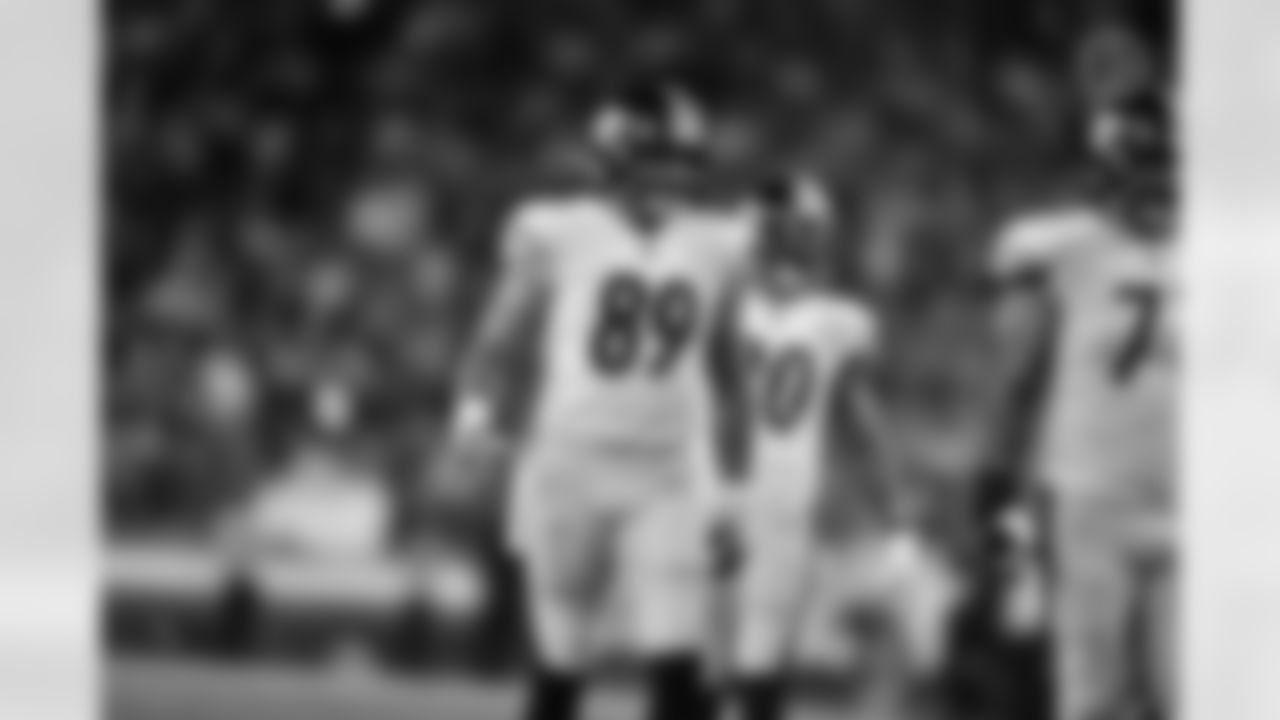 Pittsburgh Steelers tight end Vance McDonald (89) retires