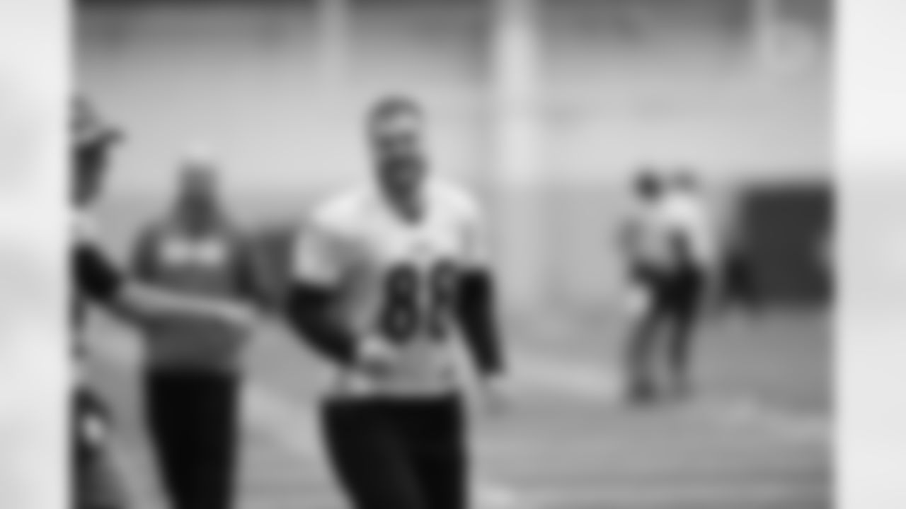 Pittsburgh Steelers tight end Pat Freiermuth (88) during practice at the UPMC Rooney Sports Complex preparing for a Week 17 matchup against the Cleveland Browns, Thursday, Dec. 30, 2021 in Pittsburgh, PA. (Karl Roser / Pittsburgh Steelers)