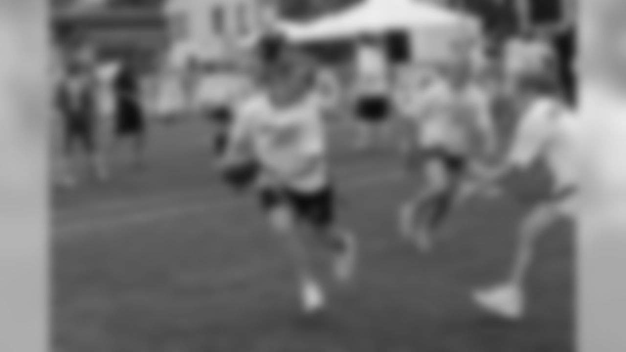 09_NFL_Clinic_Fans