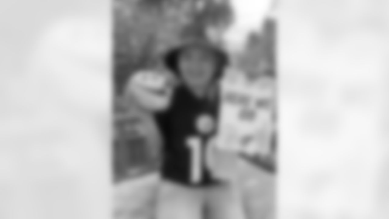 SNUTraditions_HereWeGoSigns_Jan142022347PM_Moreno_Mireya_97494590_0FF1D82A6EE446D29E0489E3C135C507.jpeg_97494590_0FF1D82A6EE446D29E0489E3C135C507