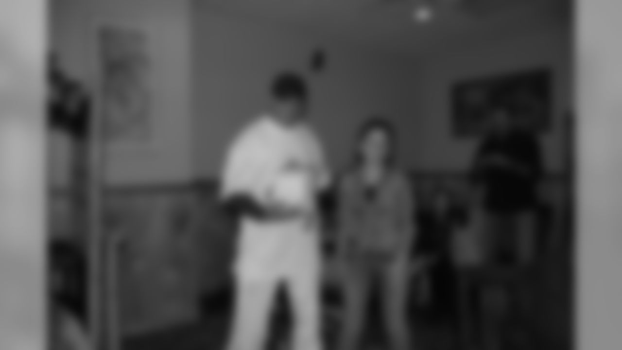 09_Hines_Ward_Helping_Hands