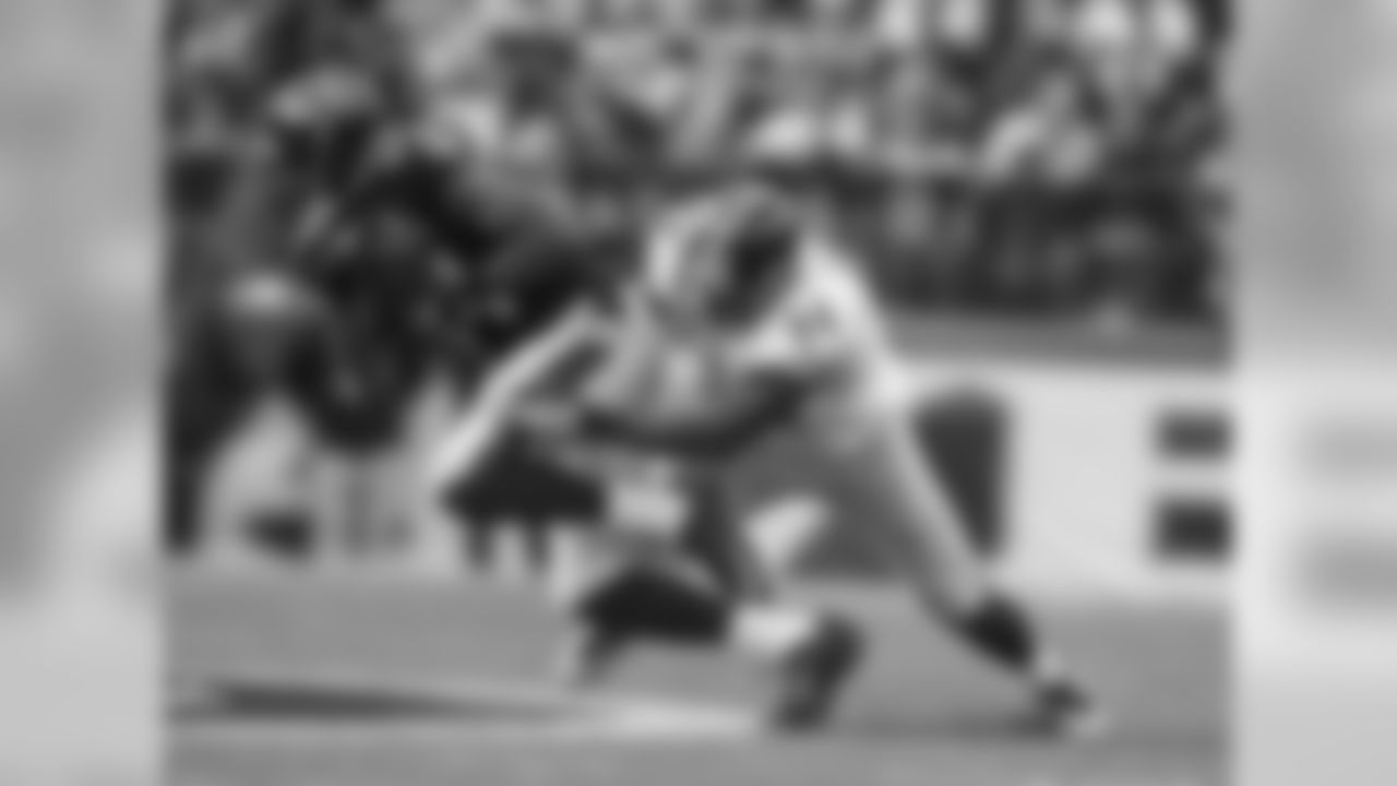 LB Lawrence Timmons lead the Steelers defense with 110 total tackles (70 solo and 40 assists) on the season. Timmons also has 3.5 sack and one interception in 2015.