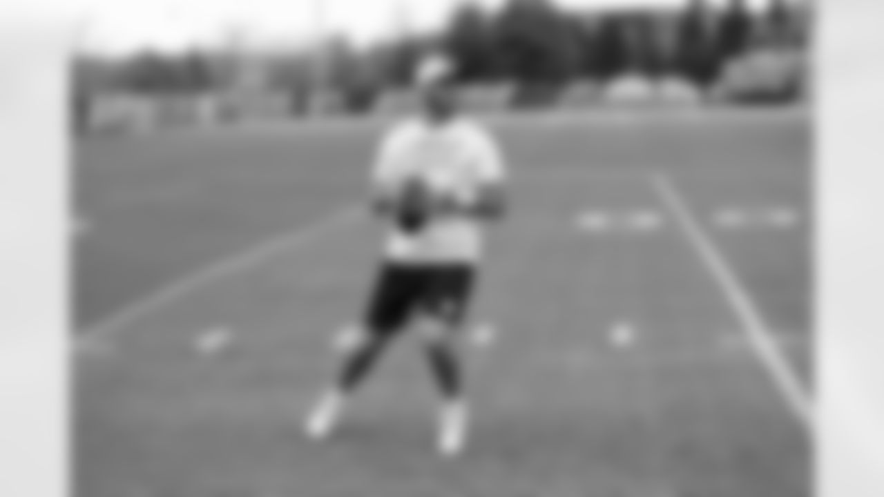 Pittsburgh Steelers quarterback Mitch Trubisky (10) participates in Phase Two of the voluntary offseason workout program, Tuesday May 3, 2022 at the UPMC Rooney Sports Complex. (Karl Roser / Pittsburgh Steelers)