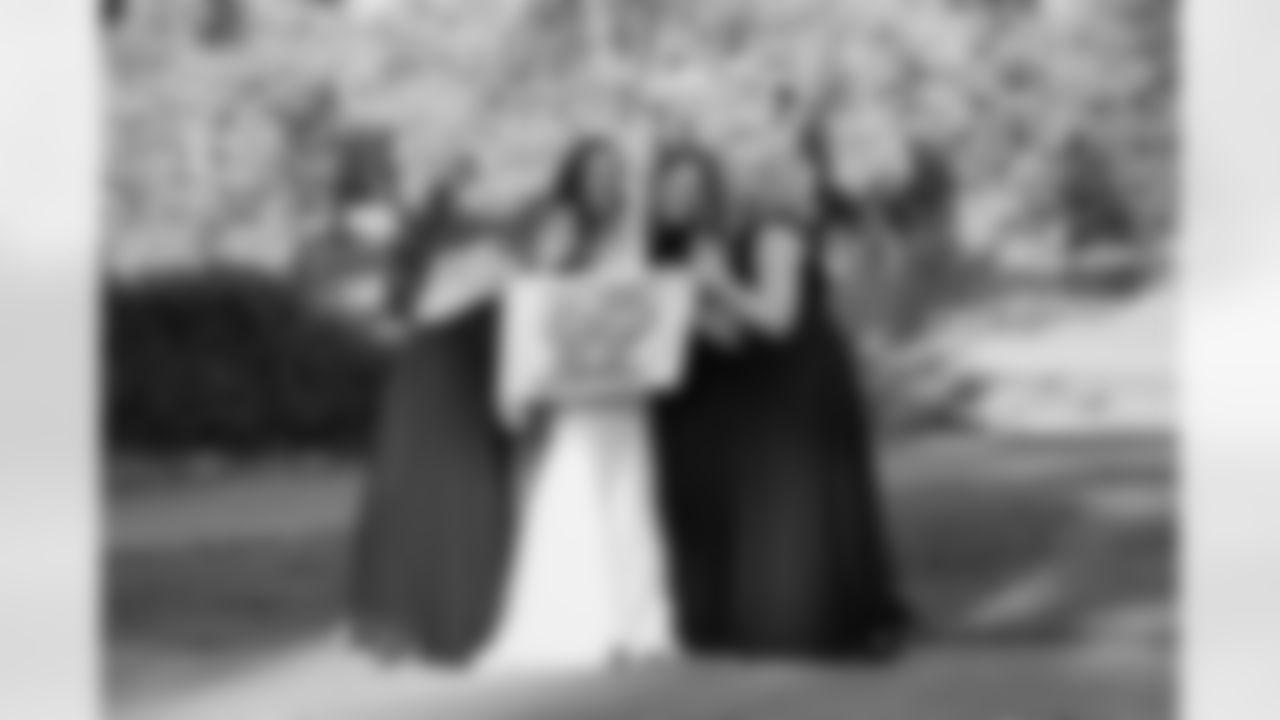 SNUTraditions_SteelersSelfie_Nov620201110AM_Ross_Cara_97494590_7009699594BA475E9FEBF9CD9884ED52.jpeg_97494590_7009699594BA475E9FEBF9CD9884ED52
