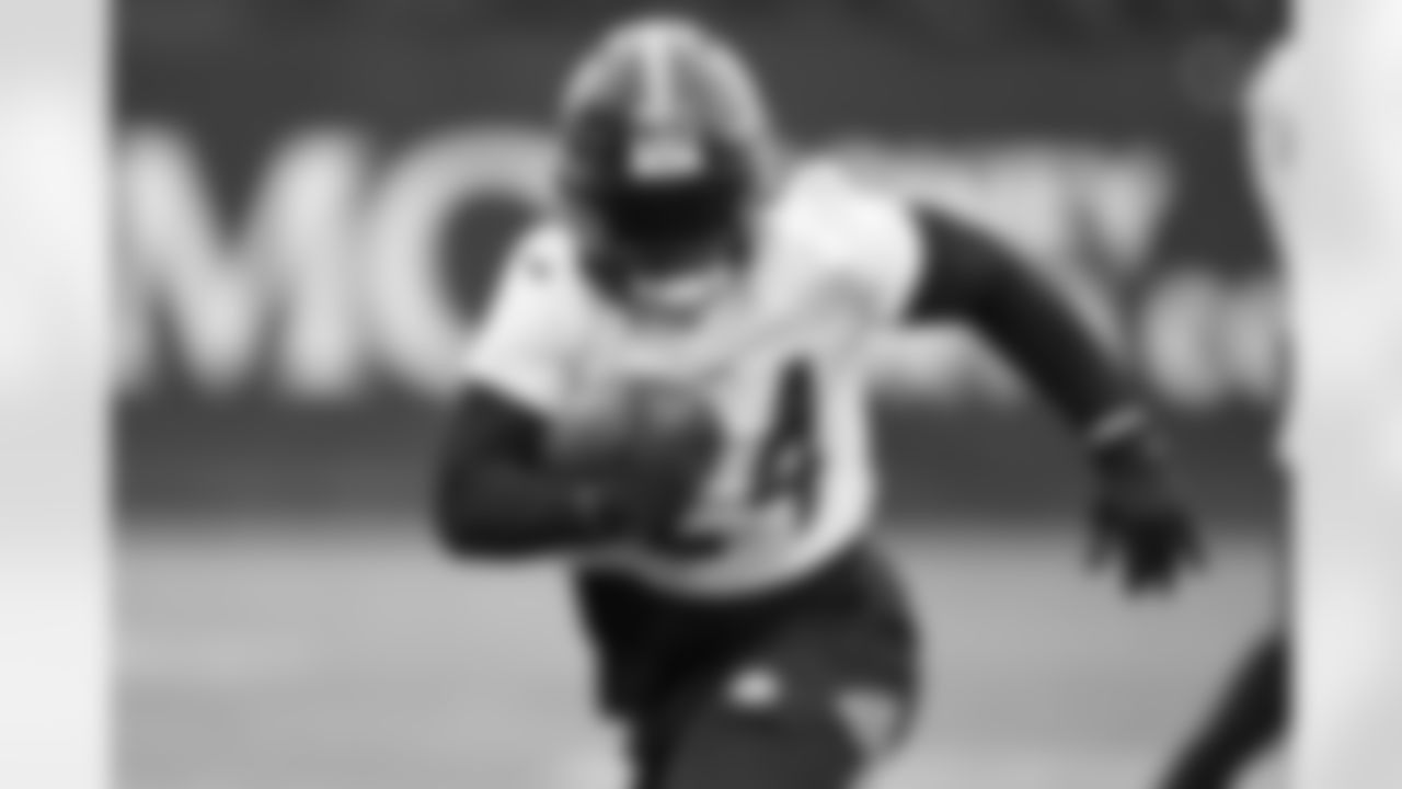 Pittsburgh Steelers running back Benny Snell Jr. (24) during practice at the UPMC Rooney Sports Complex preparing for a Week 8 matchup against the Philadelphia Eagles, Friday, Oct. 28, 2022 in Pittsburgh, PA. (Karl Roser / Pittsburgh Steelers)