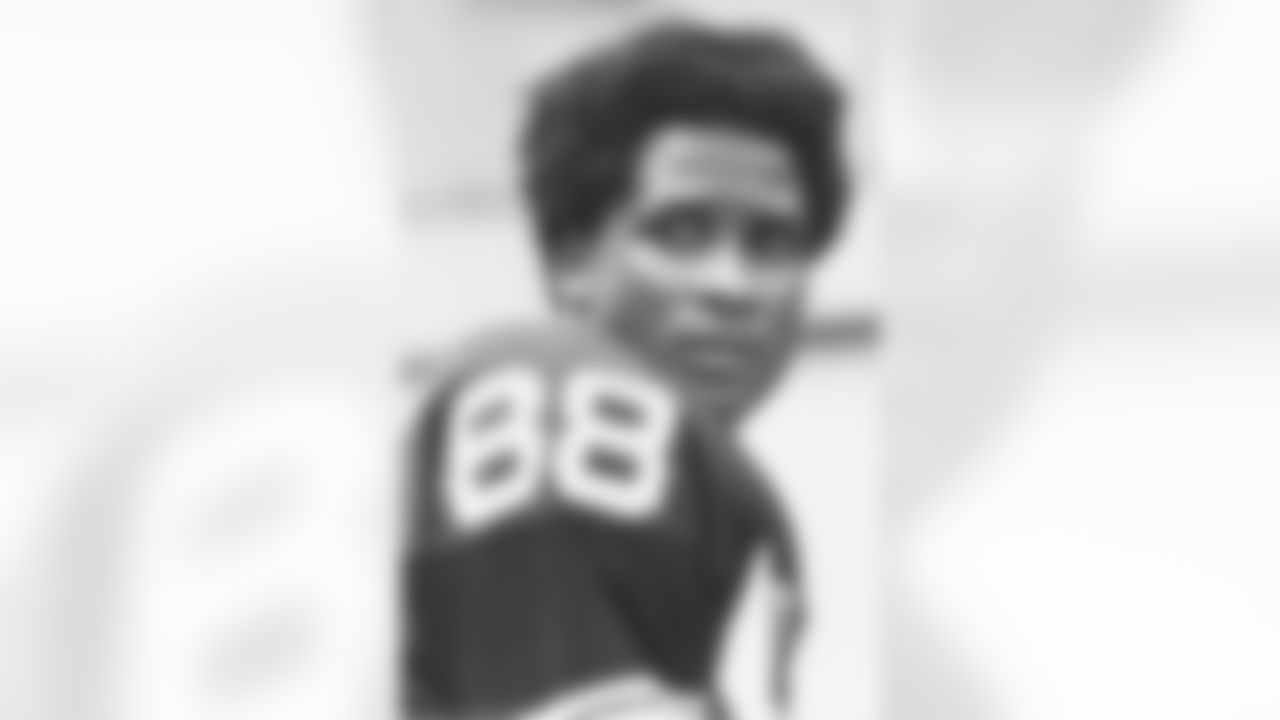 Lynn Swann was inducted into the Pro Football Hall of Fame in 2001
