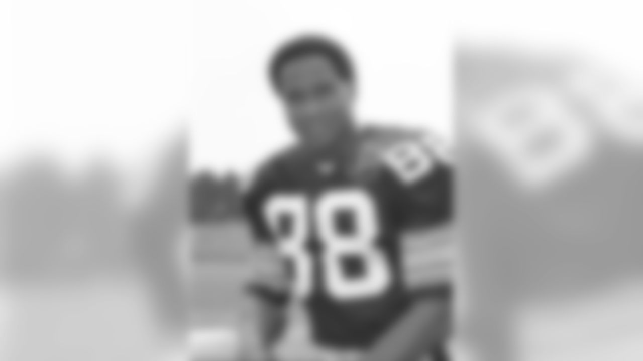 1974 LYNN SWANN: Quality over quantity might be the simplest way to characterize Swanns career. His 907 receiving yards in 16 playoff games is more than he ever amassed over a whole regular season, and he also averaged 18.9 yards per catch in the postseason to go along with nine touchdowns. In 1975, Swann led the NFL with 11 touchdown receptions on only 49 catches, and then he capped that season by being voted the MVP of Super Bowl X. Hall of Fame, Class of 2001. Four Super Bowl rings.