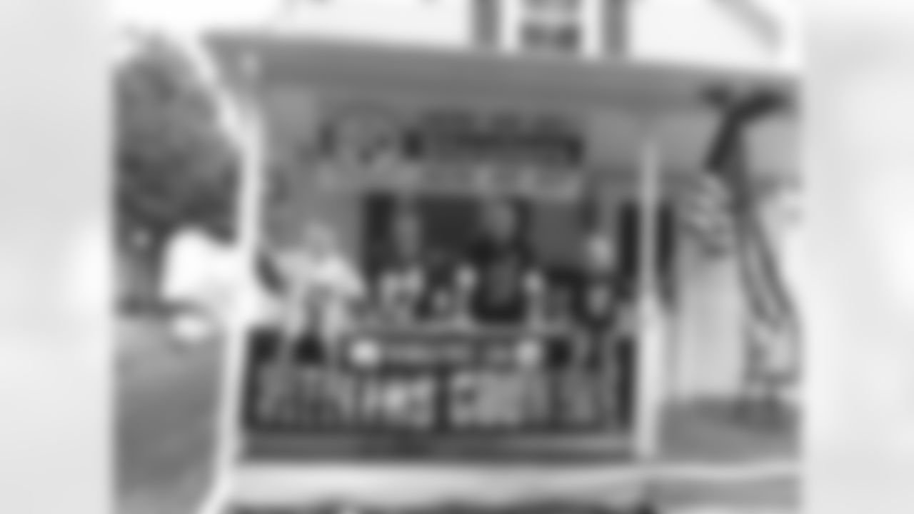 SNUTraditions_HereWeGoSigns_Jan132022919AM_Fean_Linda_97494590_4F40223566D3482D83F412B6D7B50C32.jpeg_97494590_4F40223566D3482D83F412B6D7B50C32