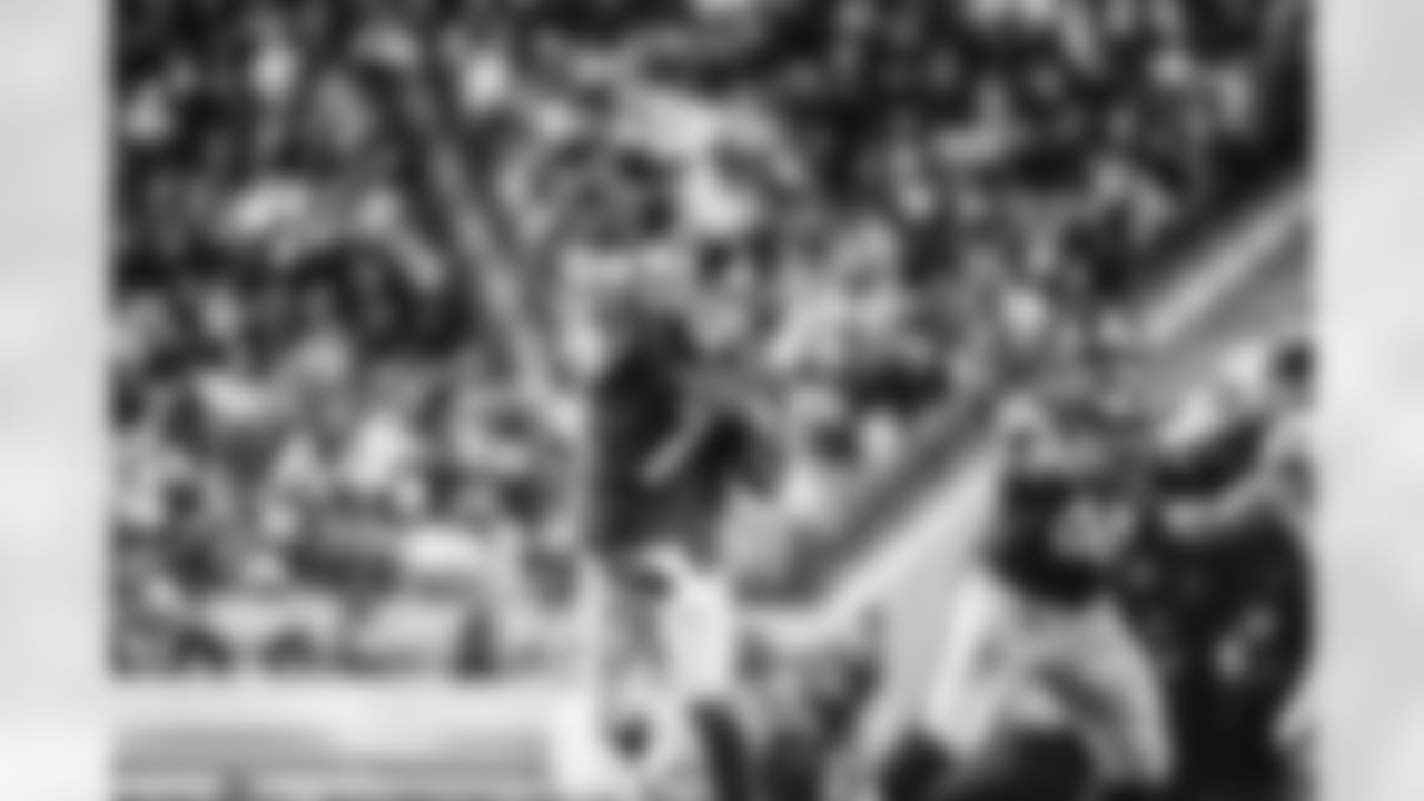 Ben Roethlisberger throws a pass vs the Baltimore Ravens. Roethlisberger threw for 340 yards and another 6 TDs. Setting a record for most TDs in consecutive games with 12.