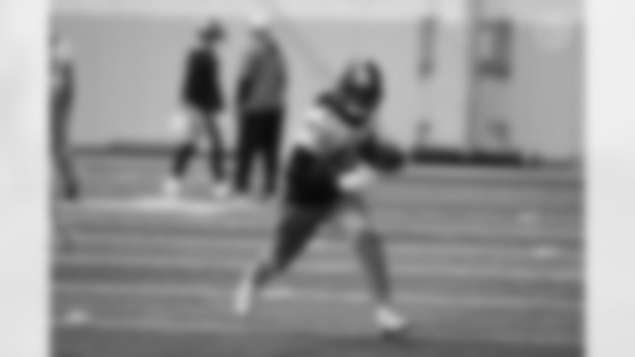 Pittsburgh Steelers wide receiver Tyler Vaughns (80) during practice at the UPMC Rooney Sports Complex preparing for a Week 18 matchup against the Baltimore Ravens, Friday, Jan. 7, 2022 in Pittsburgh, PA. (Karl Roser / Pittsburgh Steelers)