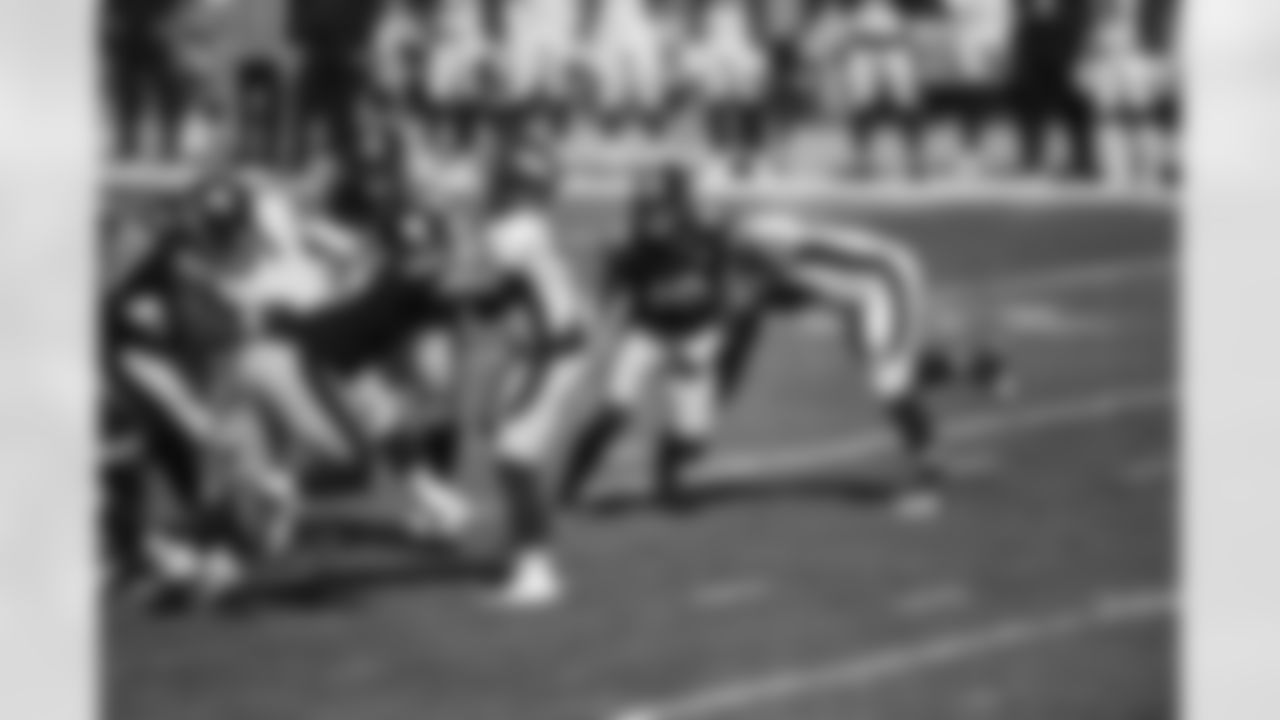 Pittsburgh Steelers linebacker T.J. Watt (90) ]during a regular season game between the Pittsburgh Steelers and the Denver Broncos, Sunday, Sept. 20, 2020 in Pittsburgh, PA. (Caitlyn Epes / Pittsburgh Steelers)