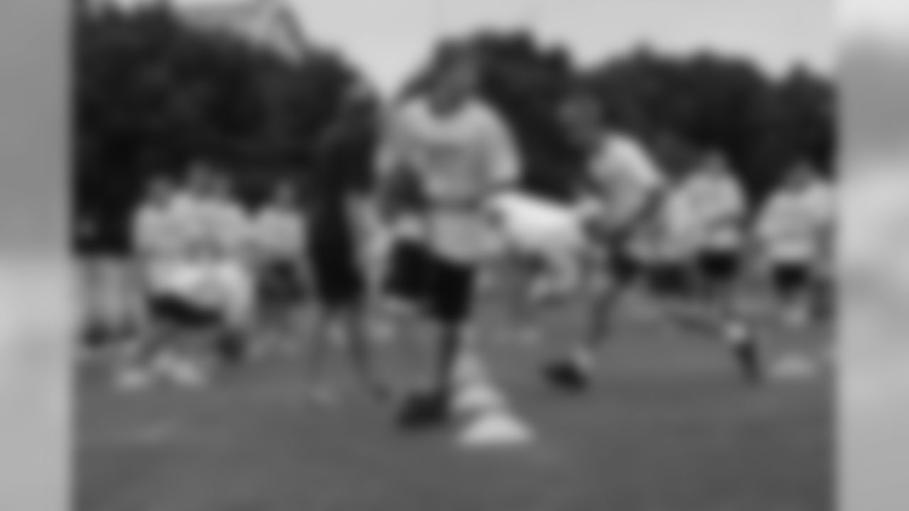 09_NFL_Clinic_Fans