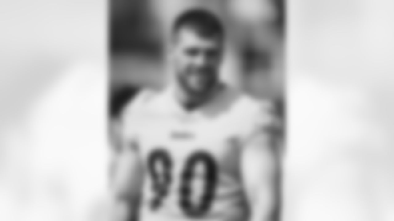Pittsburgh Steelers linebacker T.J. Watt (90) participates in the Organized Team Activities (OTAs), Tuesday May 24, 2022 at the UPMC Rooney Sports Complex. (Karl Roser / Pittsburgh Steelers)