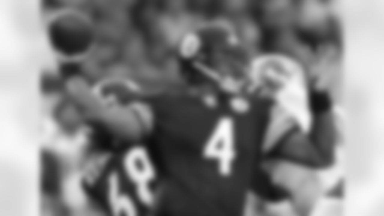 Pittsburgh Steelers quarterback Byron Leftwich passes during the first quarter of a preseason NFL football game against the Detroit Lions in Pittsburgh, Saturday, Aug. 14, 2010. (AP Photo/Gene J. Puskar)