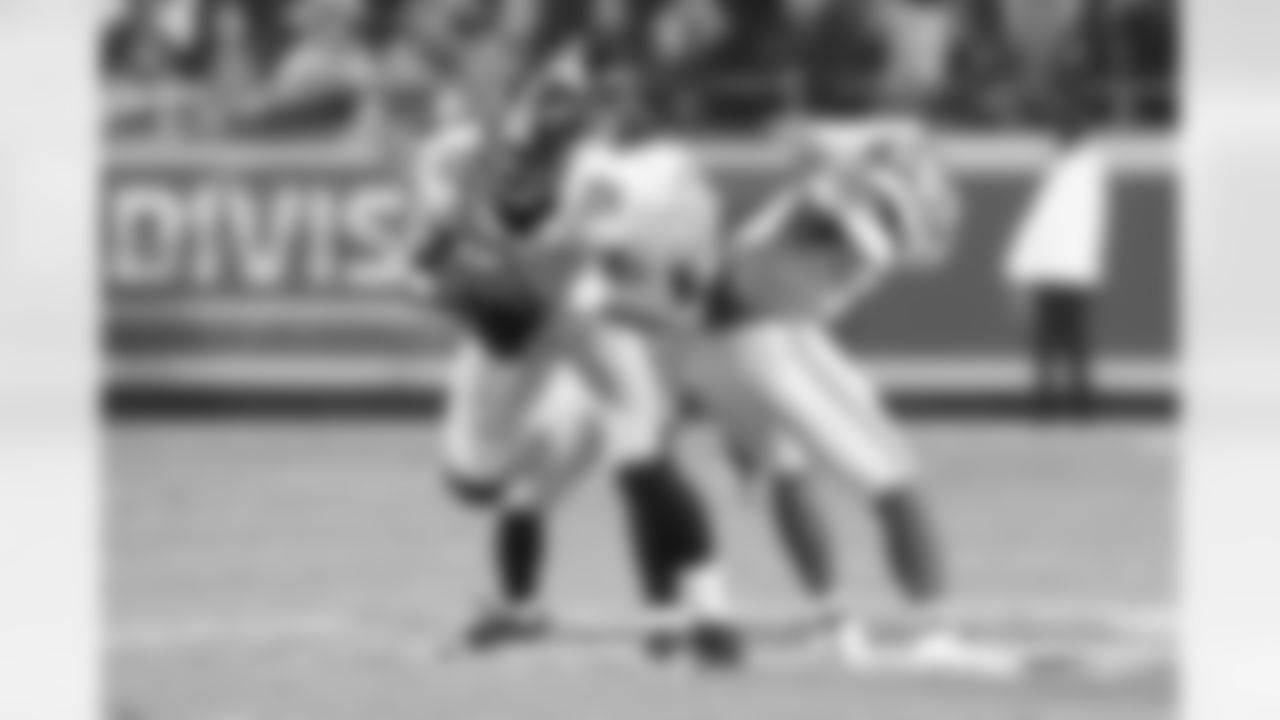 LB Ryan Shazier recorded 87 total tackles (55 solo and 32 assists), 3 fumbles, 3.5 sacks and 3 interceptions for the Steelers defense.