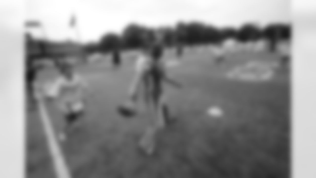 09_NFL_Clinic_Fans