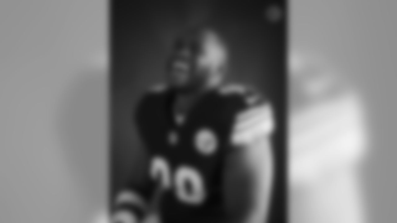 Pittsburgh Steelers linebacker Vince Williams (98) poses for a photo during the Steelers 2020 media day, Thursday, Aug. 6, 2020 in Pittsburgh, PA. (Karl Roser / Pittsburgh Steelers)