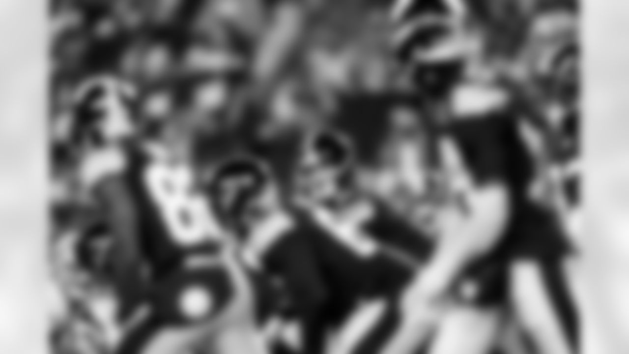 Pittsburgh Steelers quarterback Kenny Pickett (8) during a regular season game between the Pittsburgh Steelers and the Las Vegas Raiders, Saturday, Dec. 24, 2022 in Pittsburgh, PA. (Jared Wickerham / Pittsburgh Steelers)