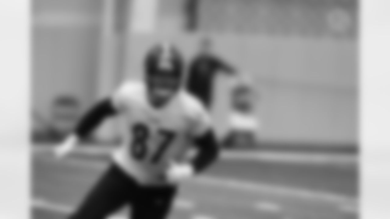 Pittsburgh Steelers tight end Kevin Rader (87) during practice at the UPMC Rooney Sports Complex preparing for a Week 18 matchup against the Baltimore Ravens, Thursday, Jan. 6, 2022 in Pittsburgh, PA. (Karl Roser / Pittsburgh Steelers)