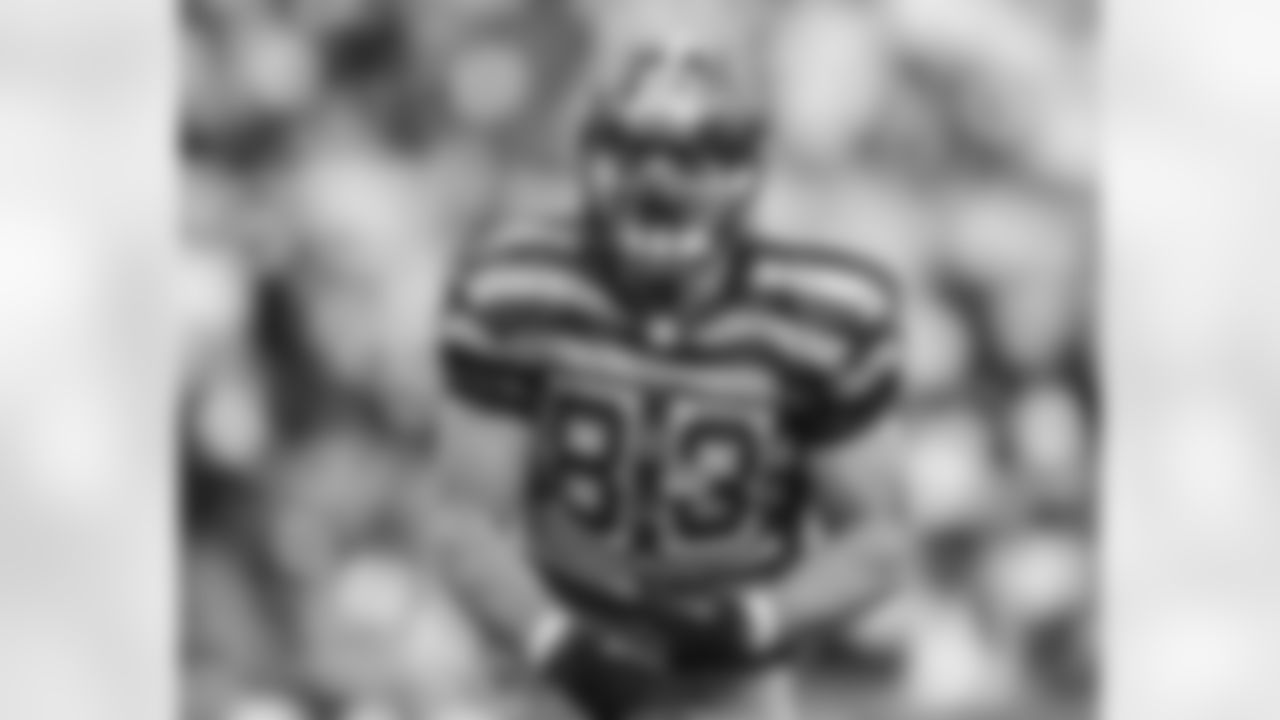 2005 HEATH MILLER: The best tight end in franchise history, Miller has handled all facets of his position like few others in the NFL through his 11-year career. Miller started 167 of his 168 career regular-season games and registered 6,569 receiving yards and 45 touchdowns on 592 receptions. In 15 career postseason games, Miller tallied 49 catches, 587 yards and four touchdowns. Voted to the Pro Bowl twice. Two Super Bowl rings.