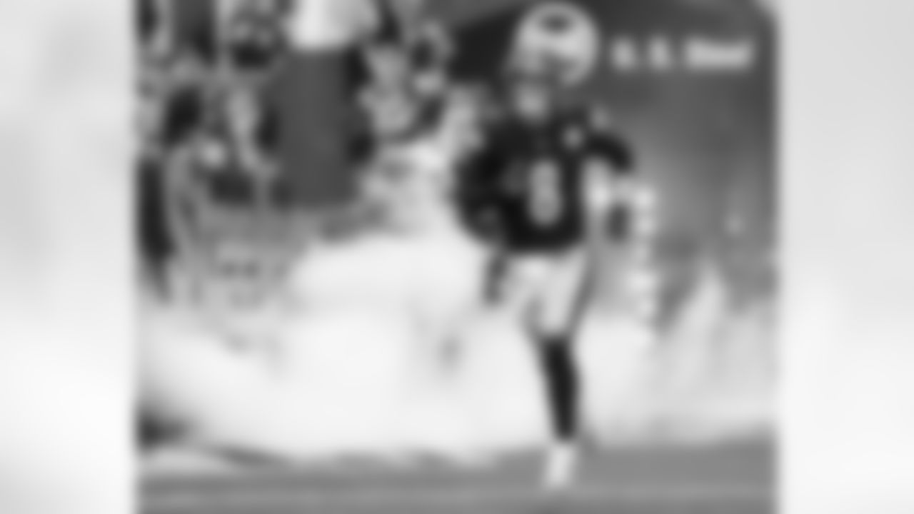 Pittsburgh Steelers quarterback Kenny Pickett (8) during a regular season game between the Pittsburgh Steelers and the Baltimore Ravens, Sunday, Dec. 11, 2022 in Pittsburgh, PA. The Ravens beat the Steelers 16-14. (Karl Roser / Pittsburgh Steelers)