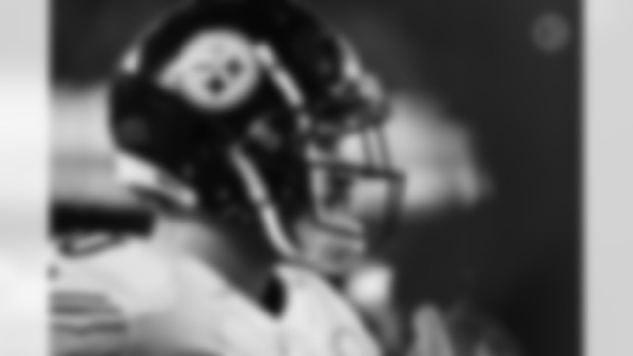 Pittsburgh Steelers linebacker T.J. Watt (90) during a postseason Wild Card Round game between the Pittsburgh Steelers and the Kansas City Chiefs, Sunday, Jan. 16, 2022 in Kansas City, MO. (Caitlyn Epes / Pittsburgh Steelers)