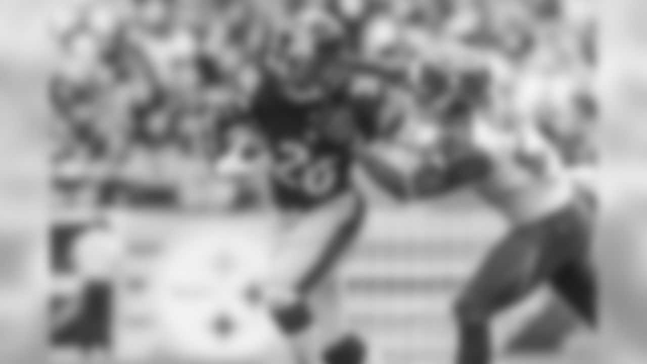 Le'Veon Bell breaks a tackle from a Tampa Bay defender.
